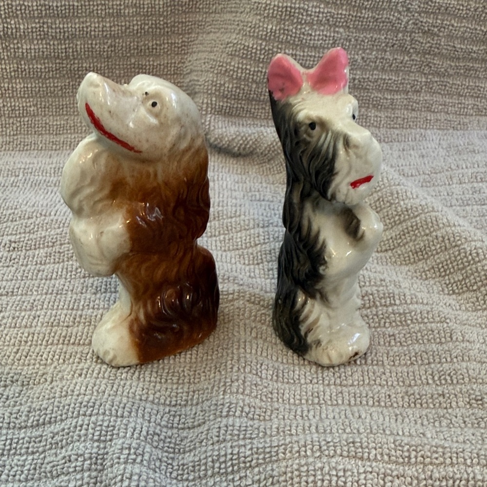 Vintage porcelain Dog Figurines - Brown and Black, made in Japan